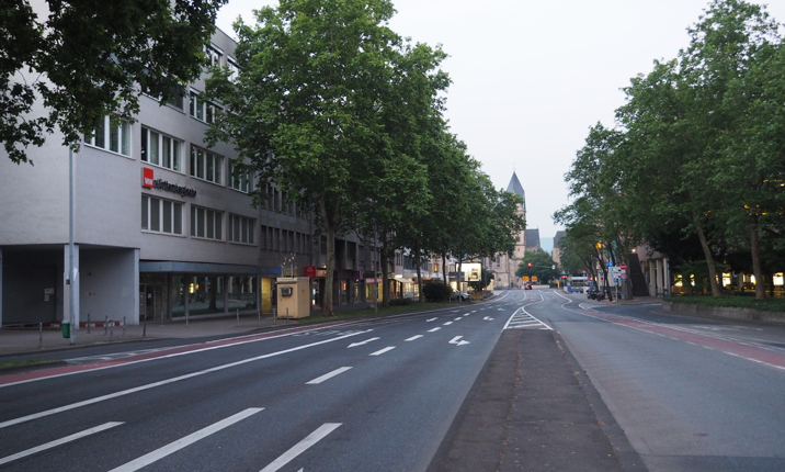 Straßenansicht der Hohenfelder Straße mit dem Praxisgebäude