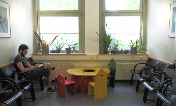 Wartezimmer mit Stühlen und einem Tisch